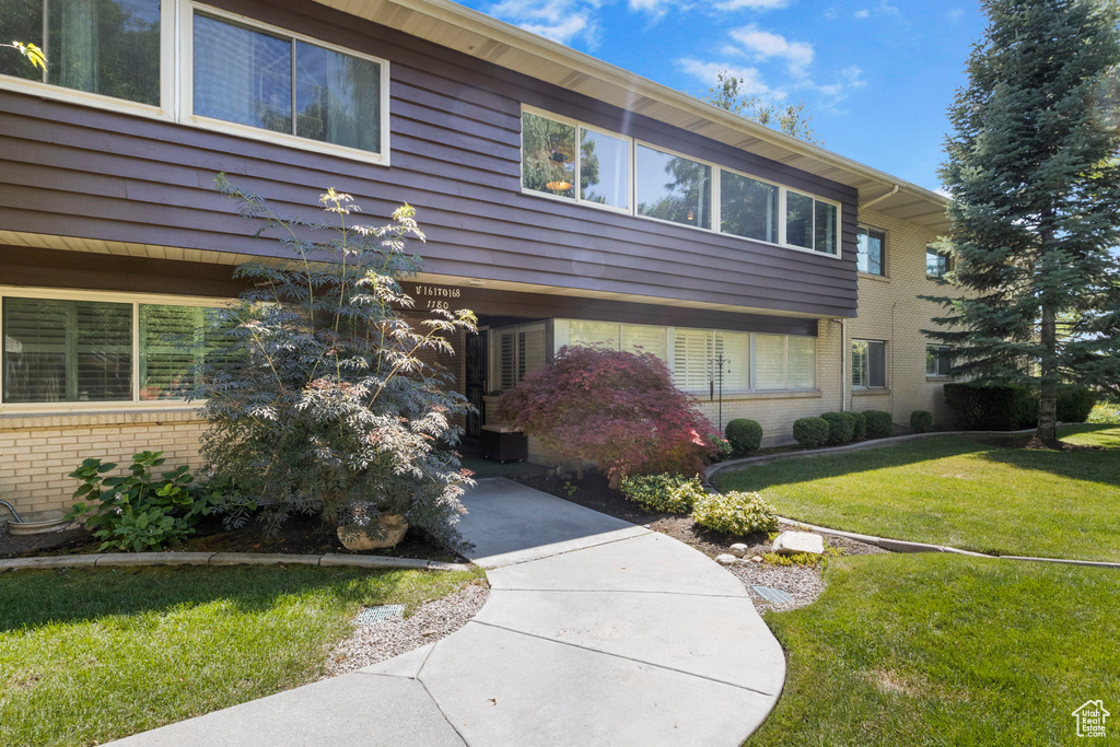 View of front facade featuring a front lawn