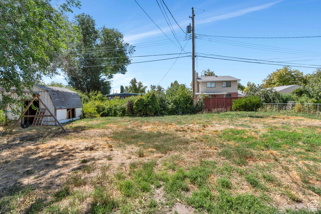 View of yard with an outbuilding