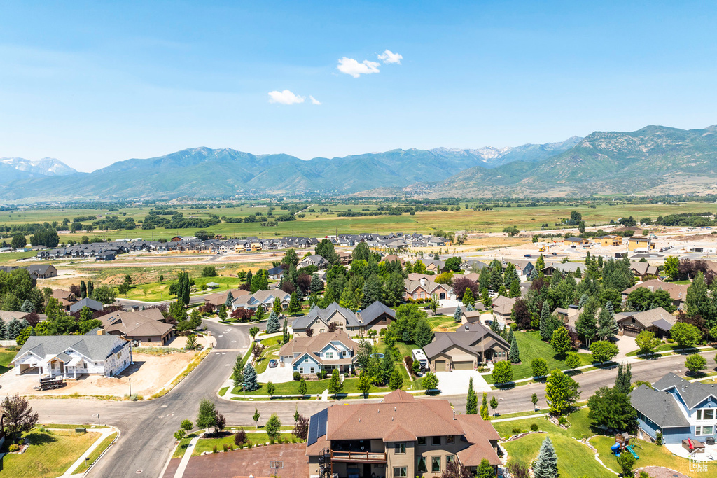 Aerial view with a mountain view