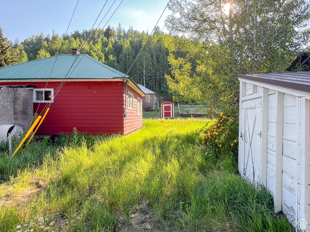 View of yard featuring a storage unit