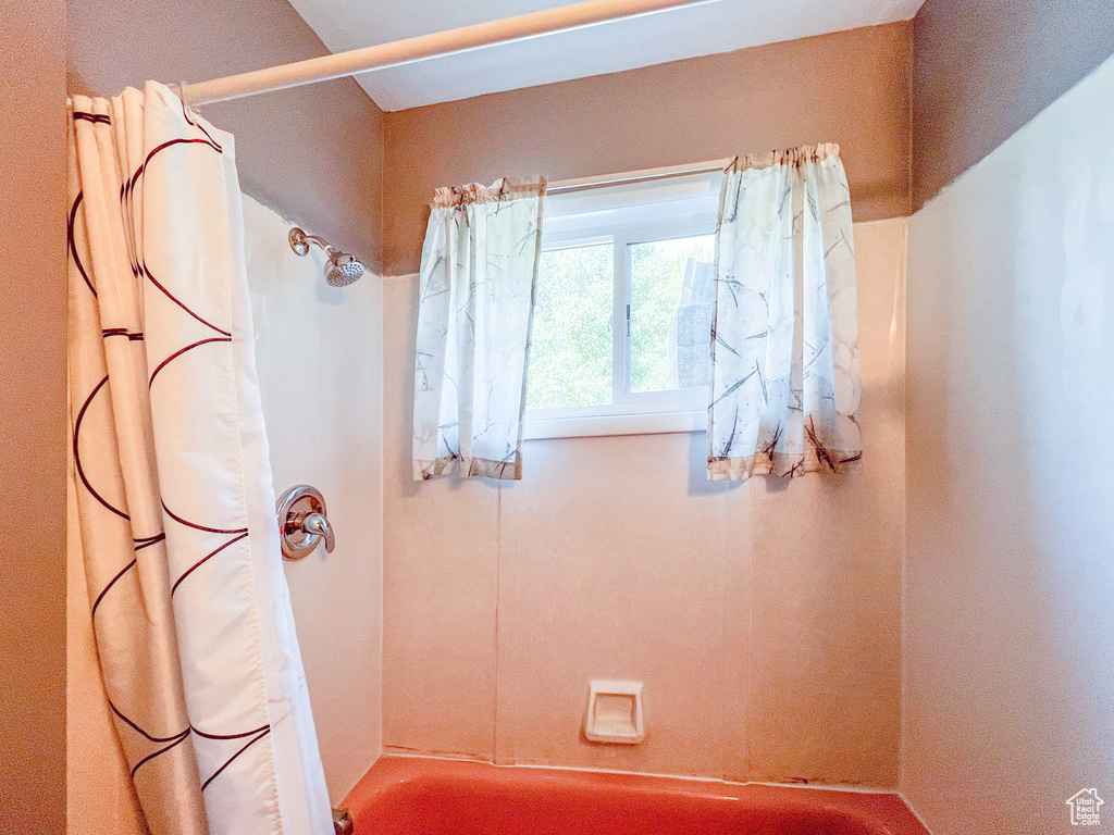 Bathroom with shower / bathtub combination with curtain