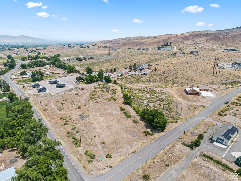 Aerial view with a mountain view