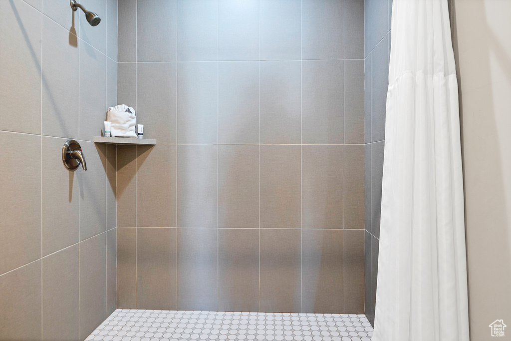 Bathroom with a shower with shower curtain