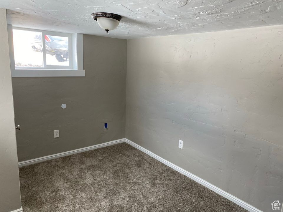 Unfurnished room featuring carpet
