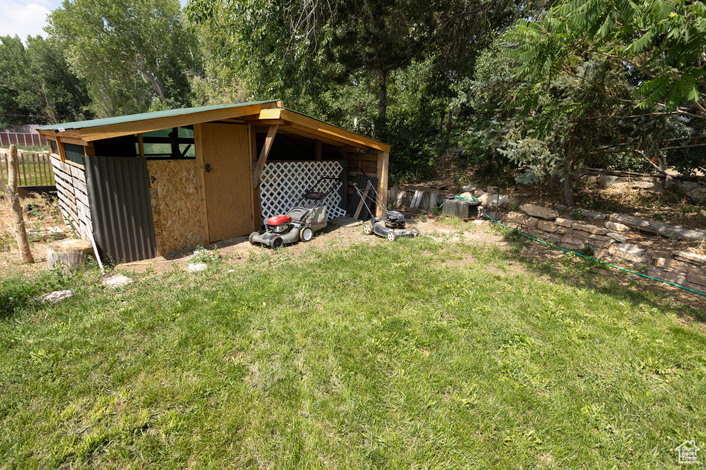 View of yard with an outbuilding