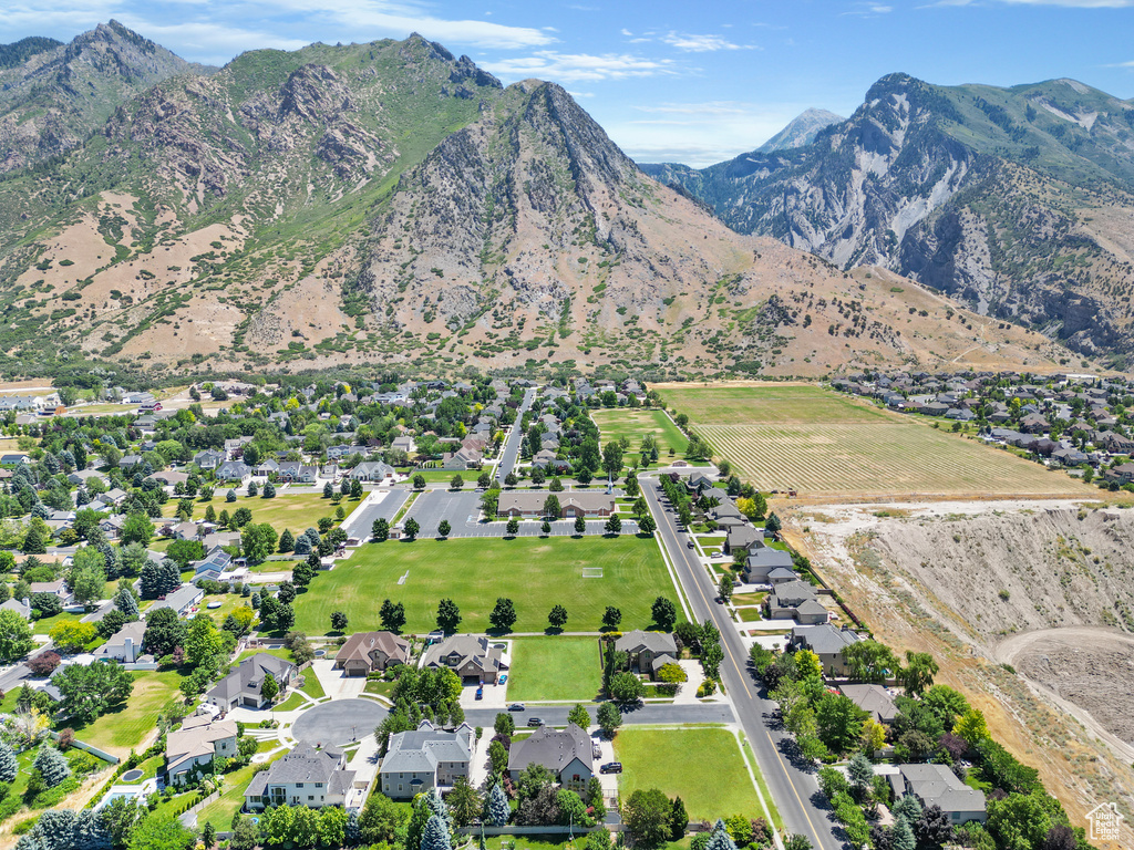 Bird\'s eye view with a mountain view