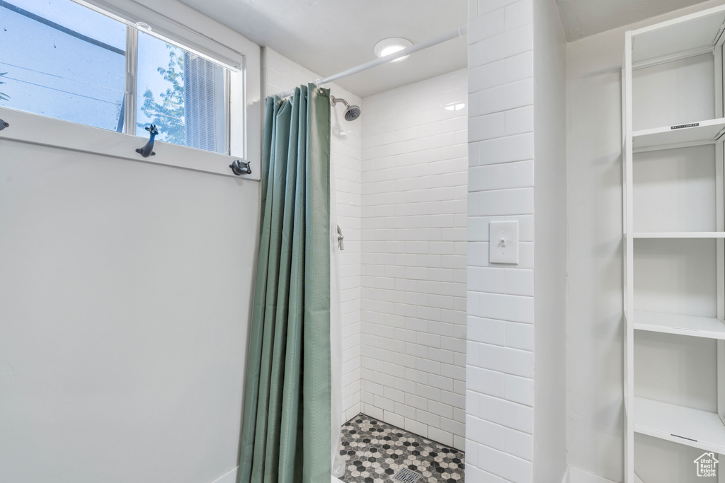 Bathroom with a shower with shower curtain