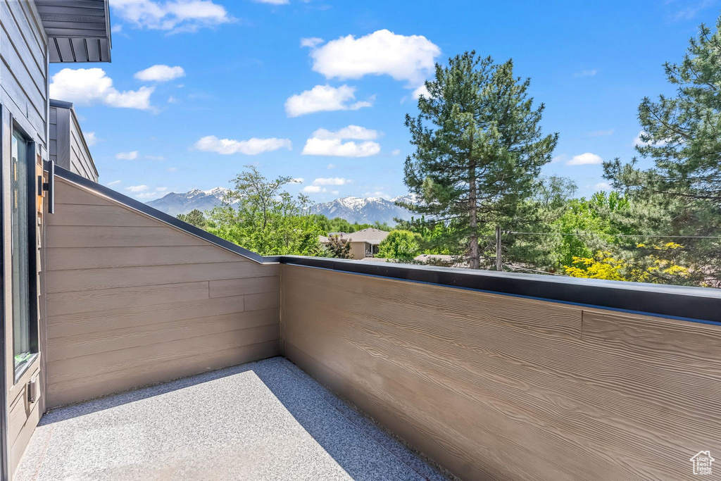 Balcony featuring a mountain view