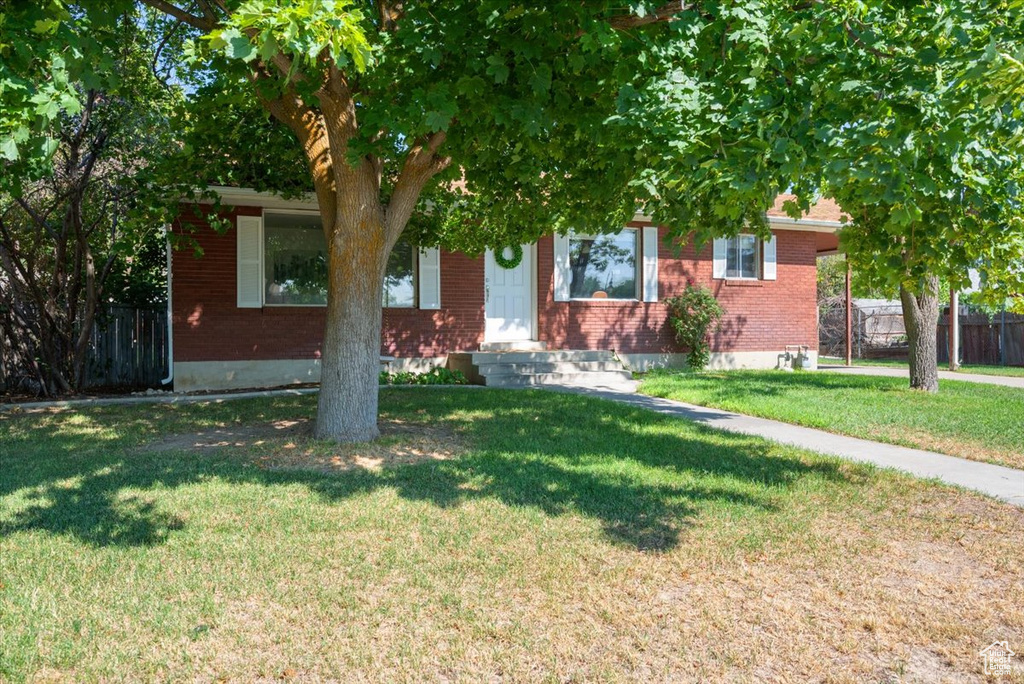 View of front facade with a front lawn