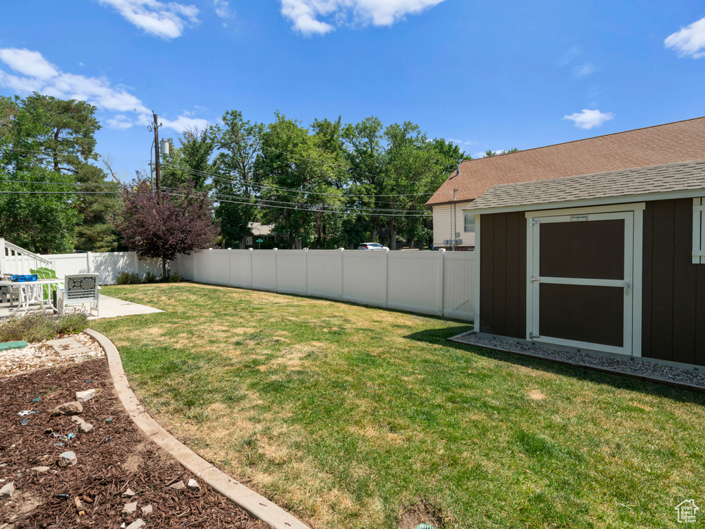 View of yard featuring a storage shed