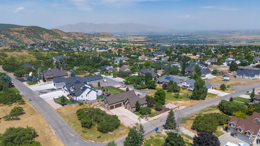 Bird\'s eye view with a mountain view