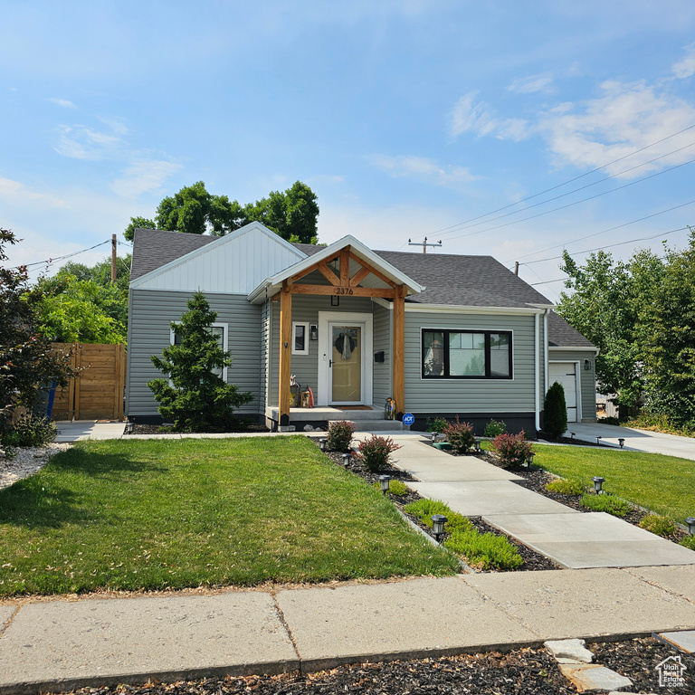 View of front of house featuring a front yard