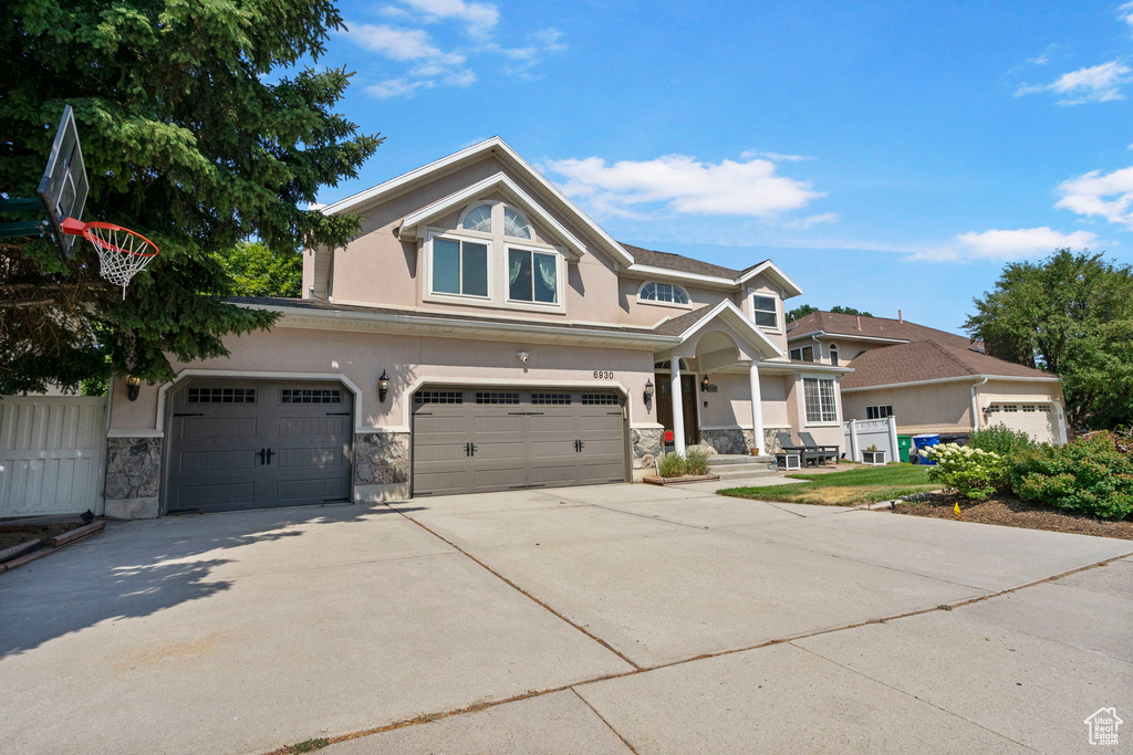 Craftsman house with a garage