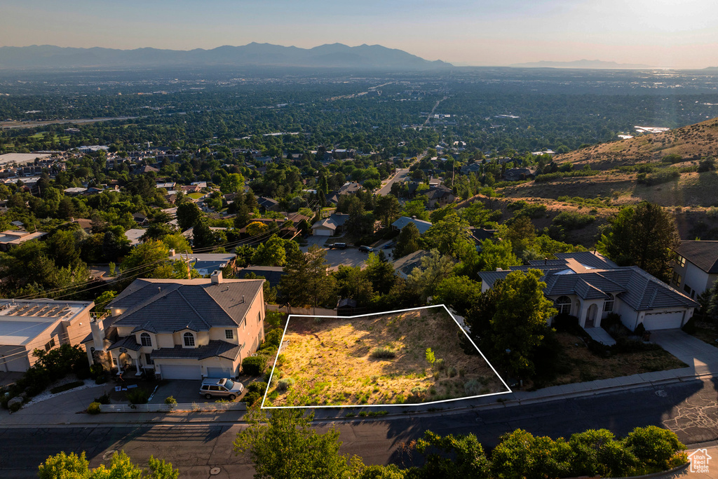 Bird\'s eye view with a mountain view