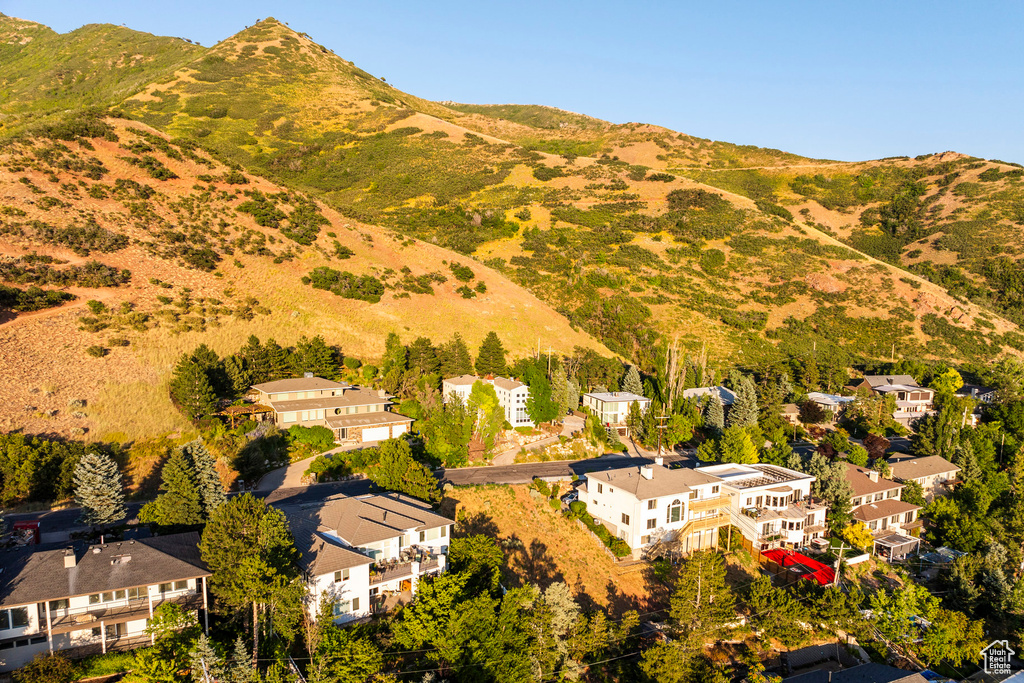 Birds eye view of property featuring a mountain view