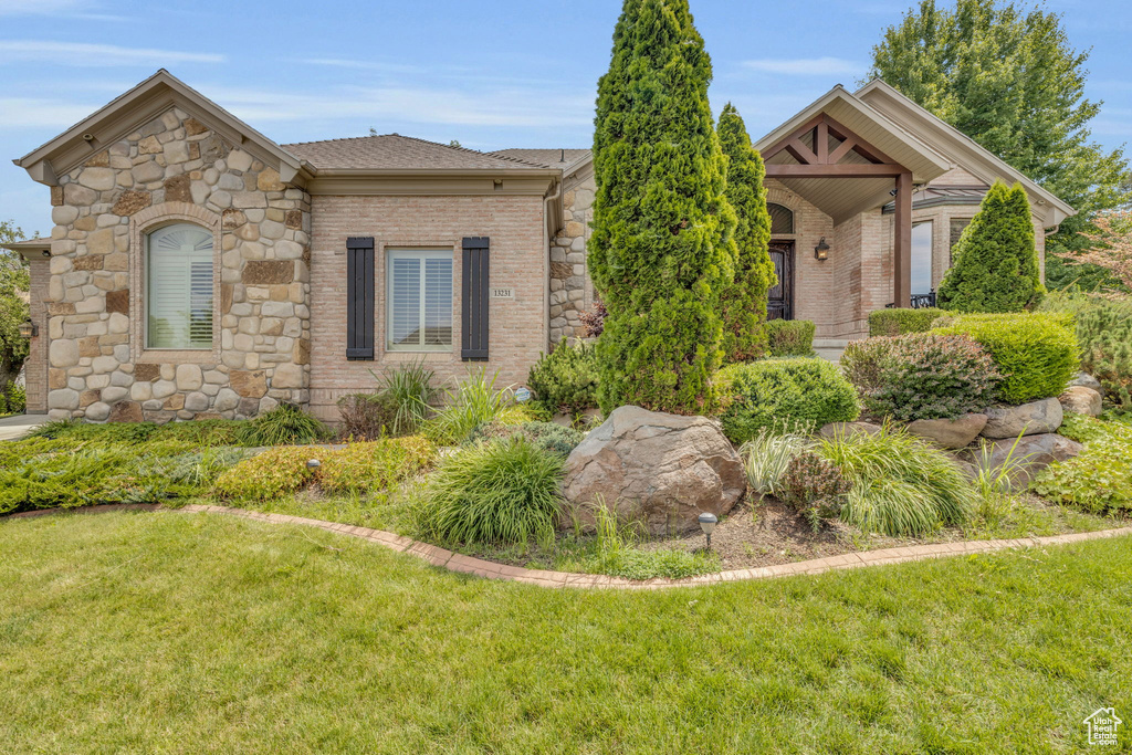 View of front of home featuring a front yard