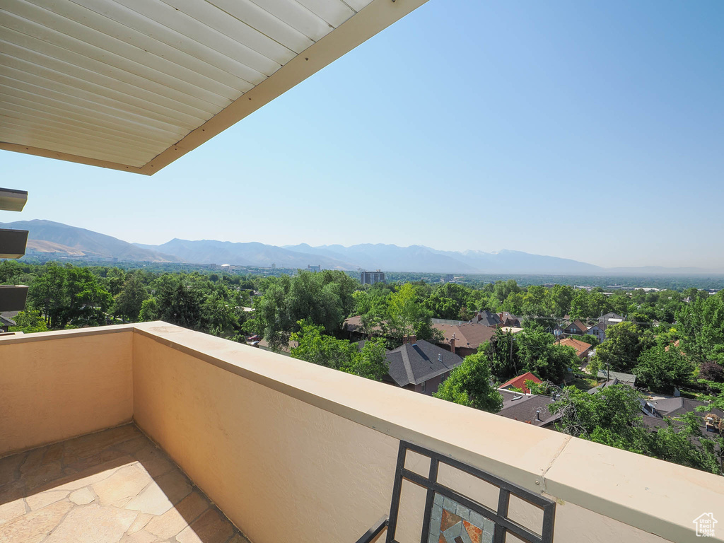 Balcony featuring a mountain view