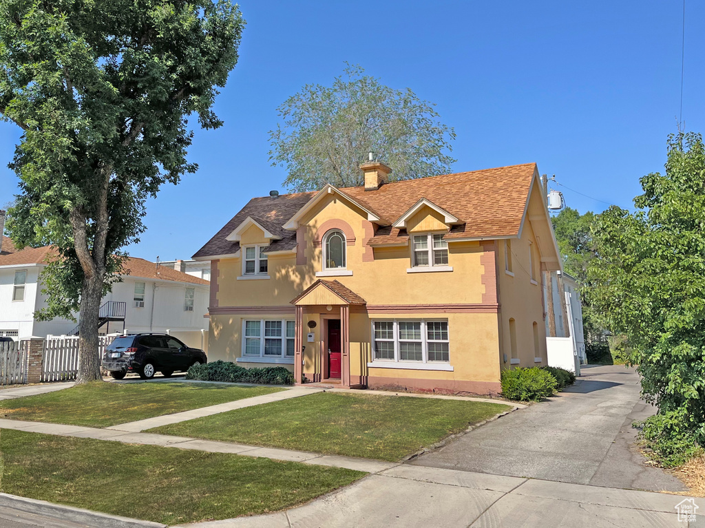 View of front facade with a front lawn