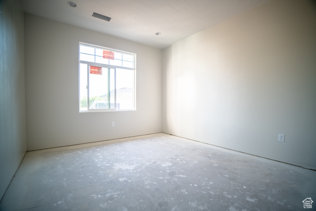 Empty room featuring concrete flooring