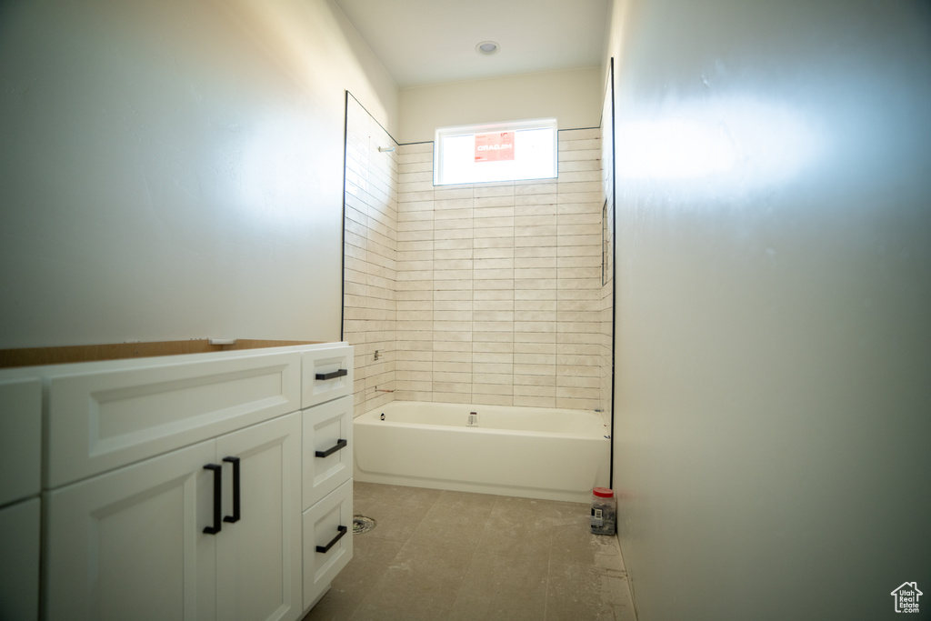 Bathroom with tiled shower / bath and vanity