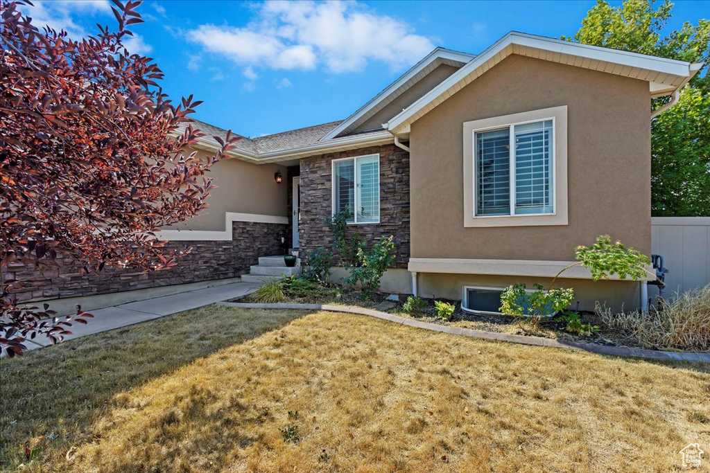 View of front of property featuring a front yard