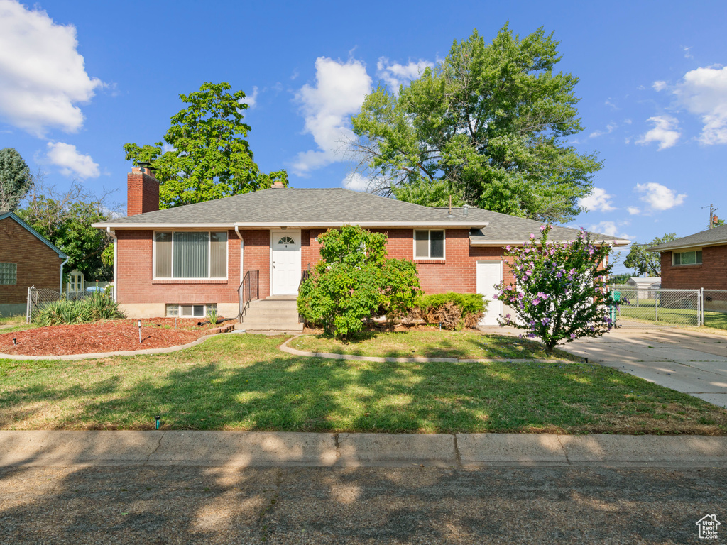 View of front facade with a front lawn