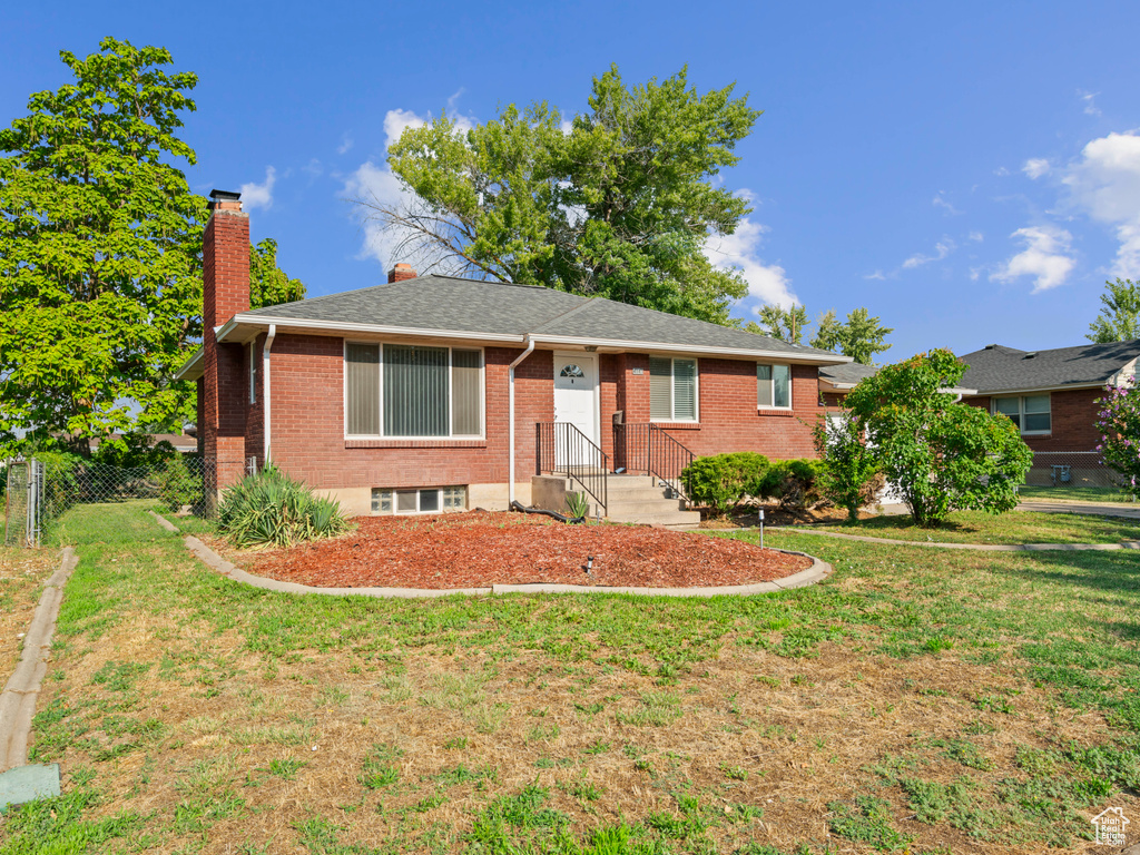 View of front facade featuring a front yard