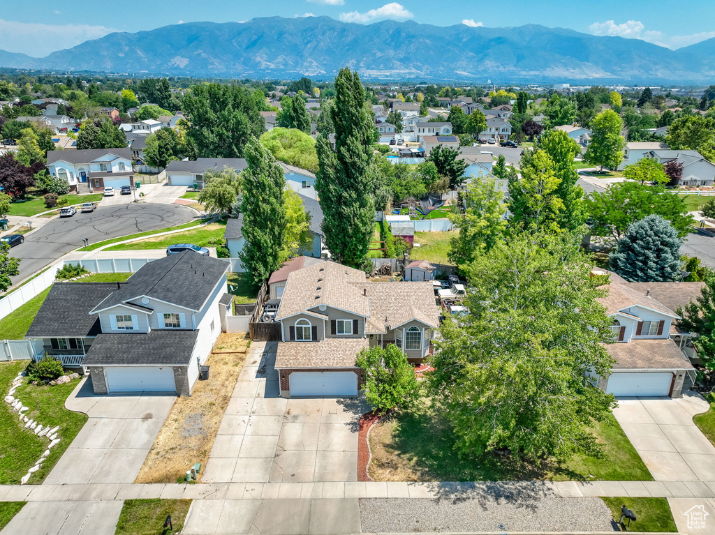 Birds eye view of property featuring a mountain view