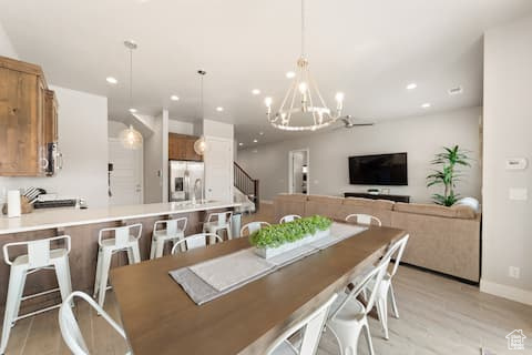 Dining area with a notable chandelier and light hardwood / wood-style floors