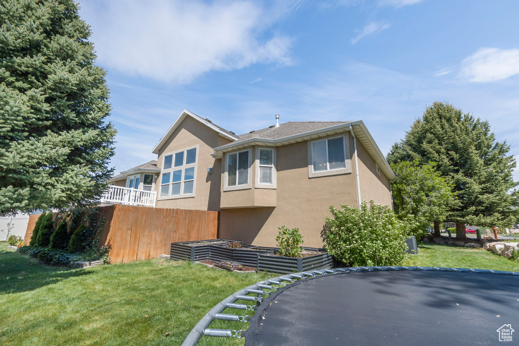 View of front of house featuring a front lawn