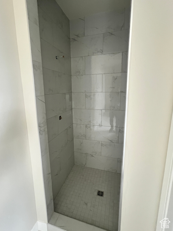 Bathroom featuring tiled shower