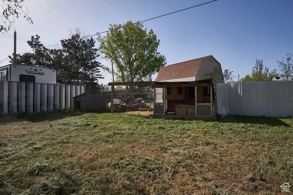 View of yard featuring an outbuilding