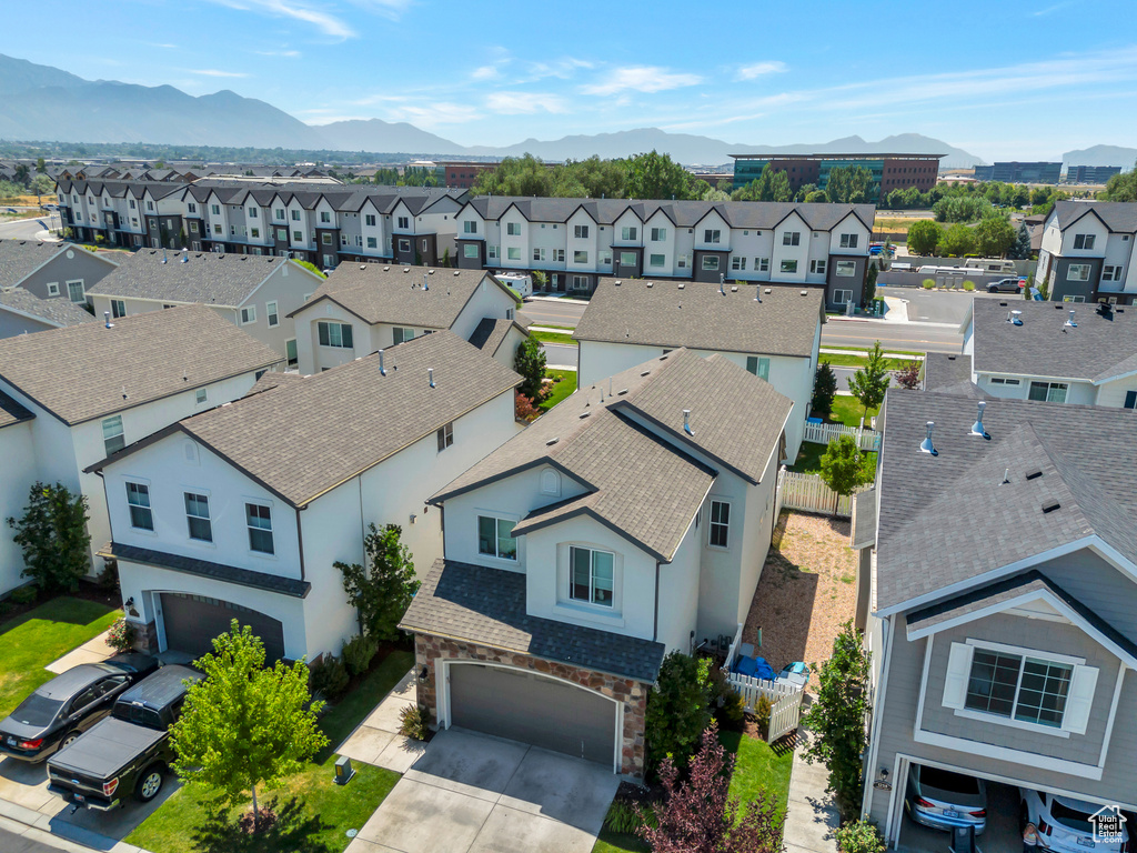 Aerial view with a mountain view