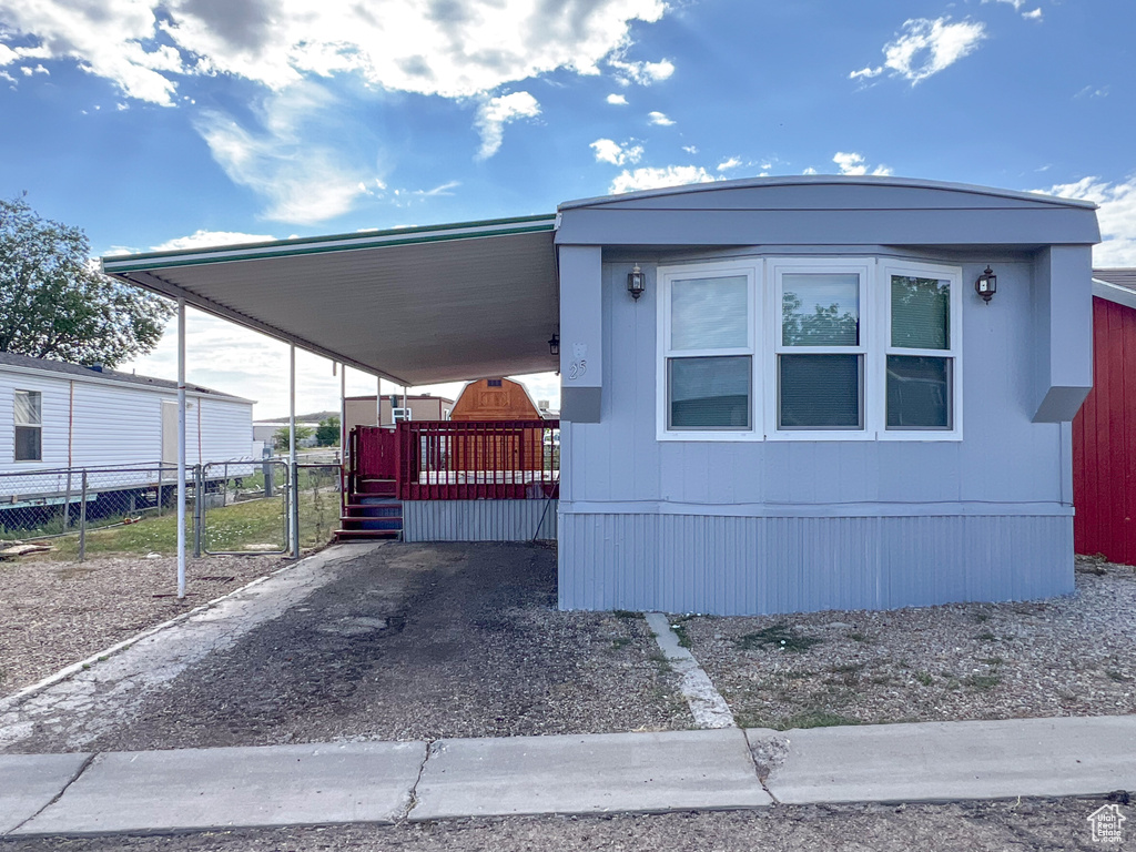 Manufactured / mobile home featuring a carport