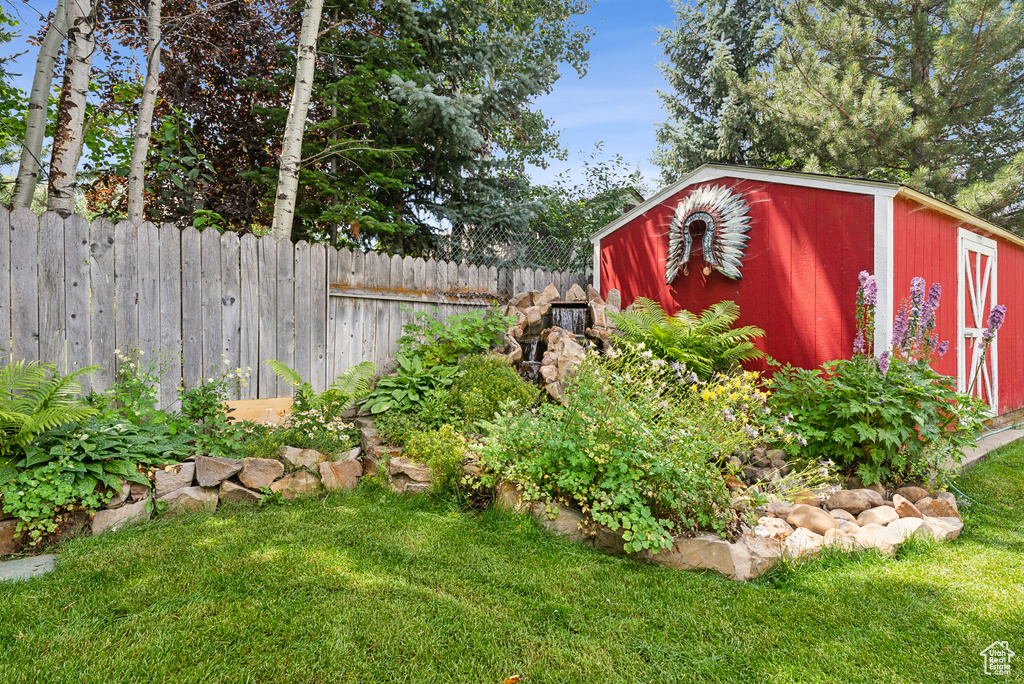 View of yard featuring a storage shed