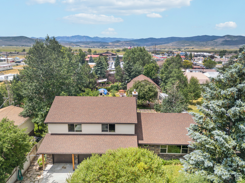 Bird\'s eye view with a mountain view