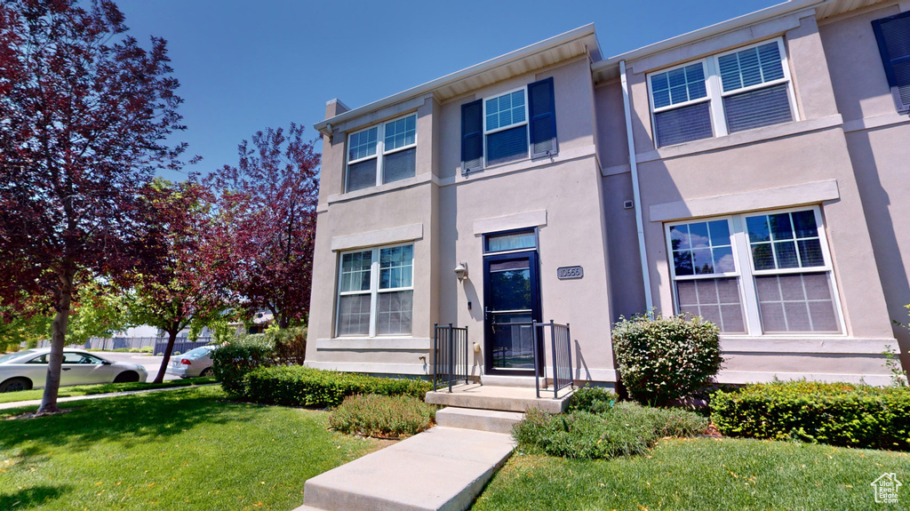 View of front of property featuring a front lawn