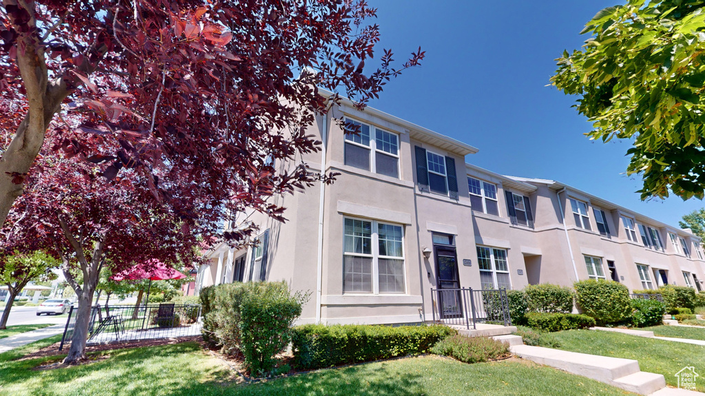 View of front of house featuring a front yard