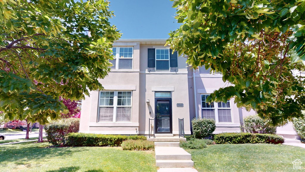 View of front facade featuring a front lawn