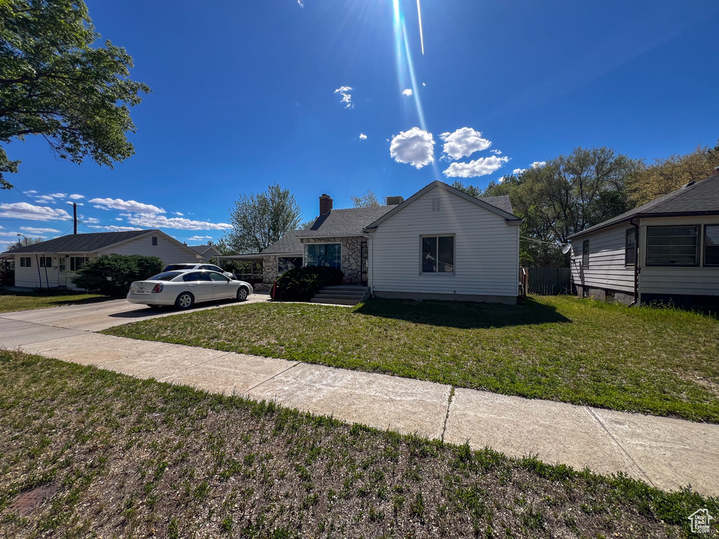 View of front of home featuring a front yard