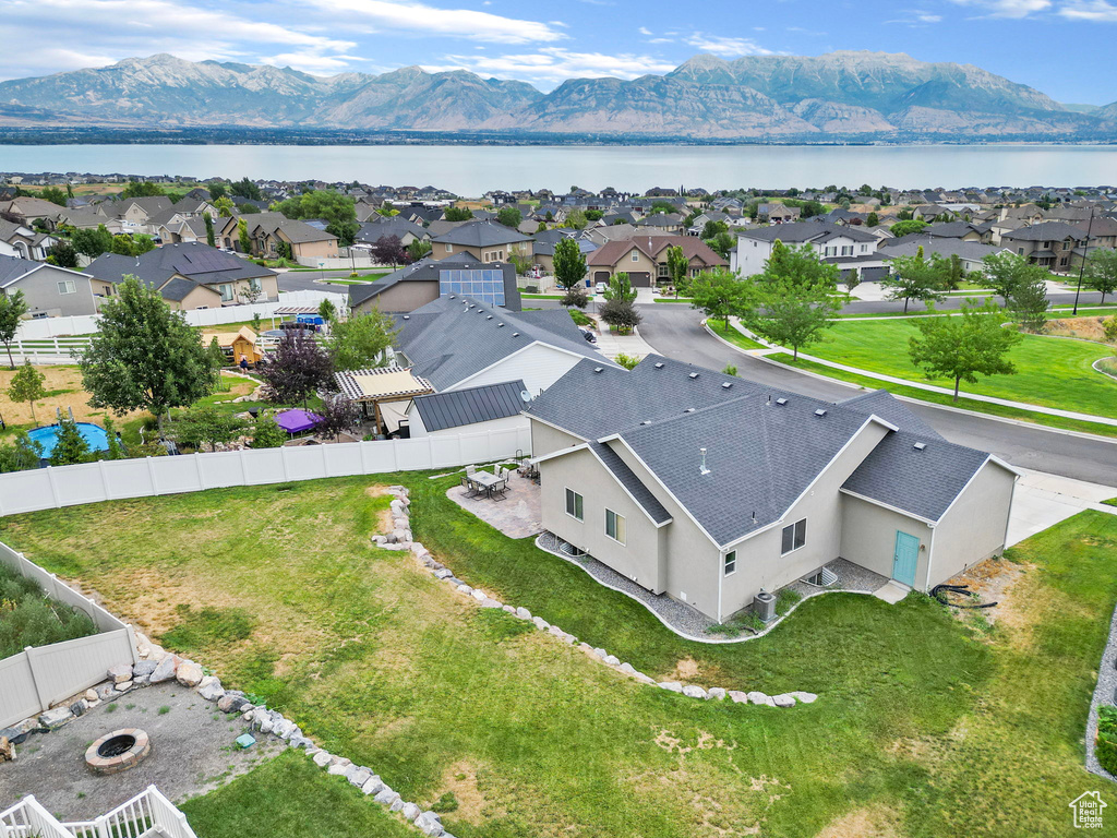 Drone / aerial view featuring a mountain view