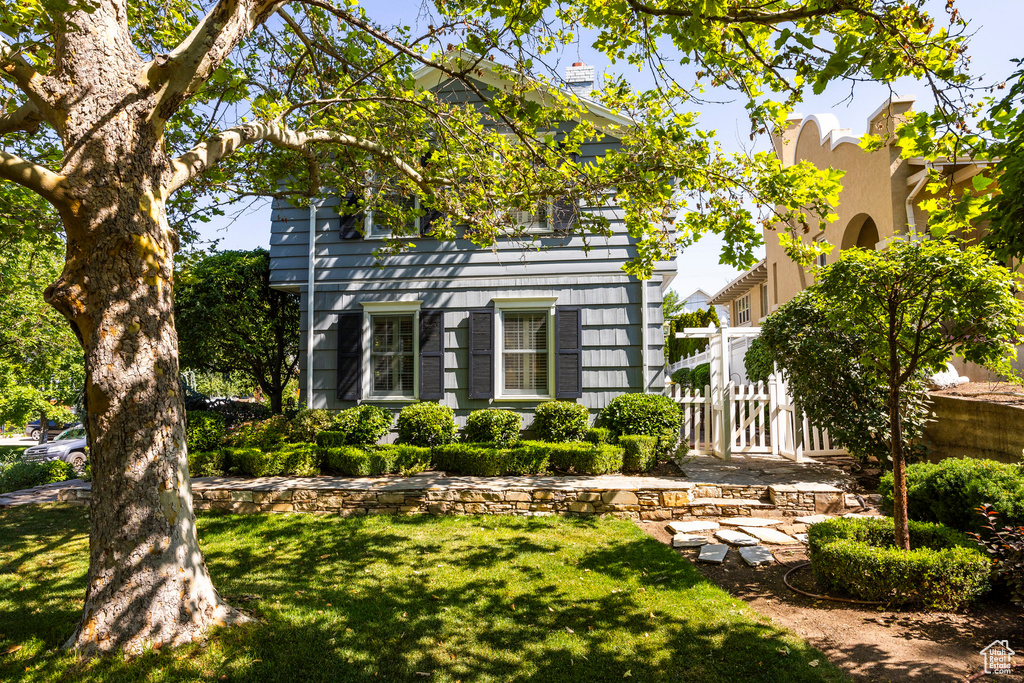 View of front of house with a front lawn