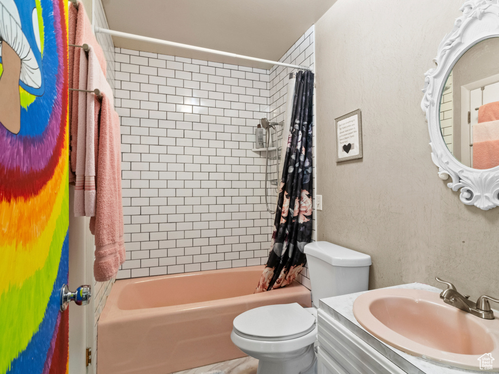 Full bathroom featuring vanity, toilet, and shower / bath combo