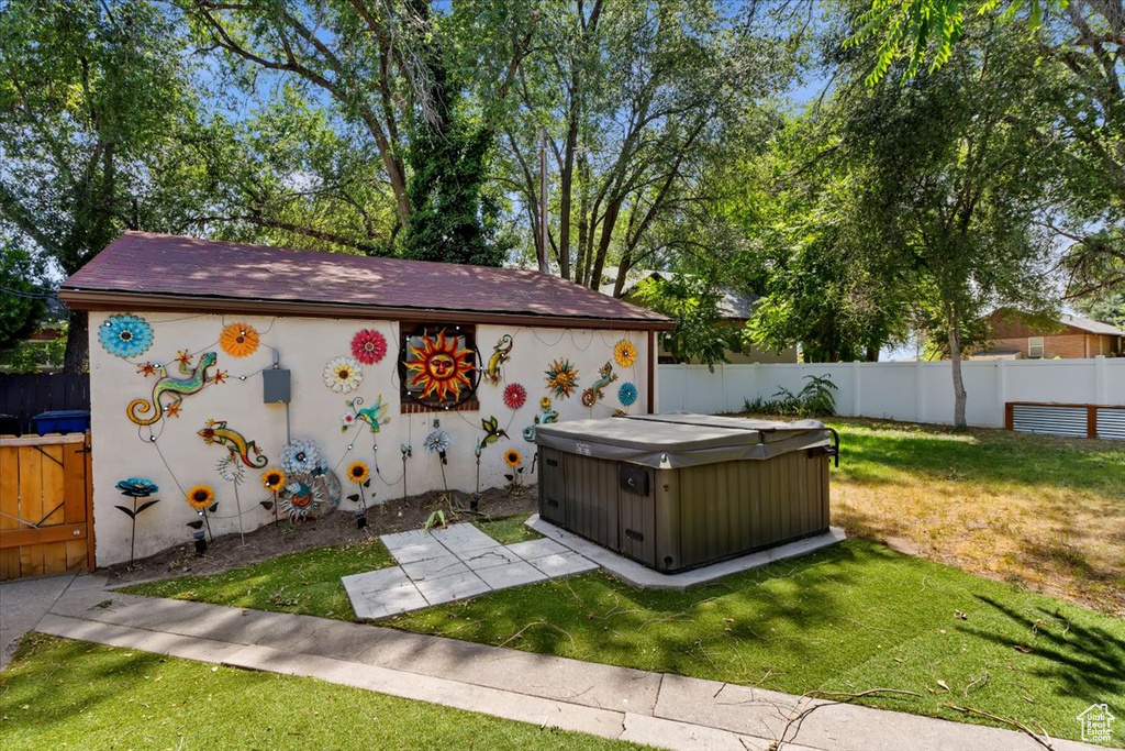 View of yard featuring a hot tub