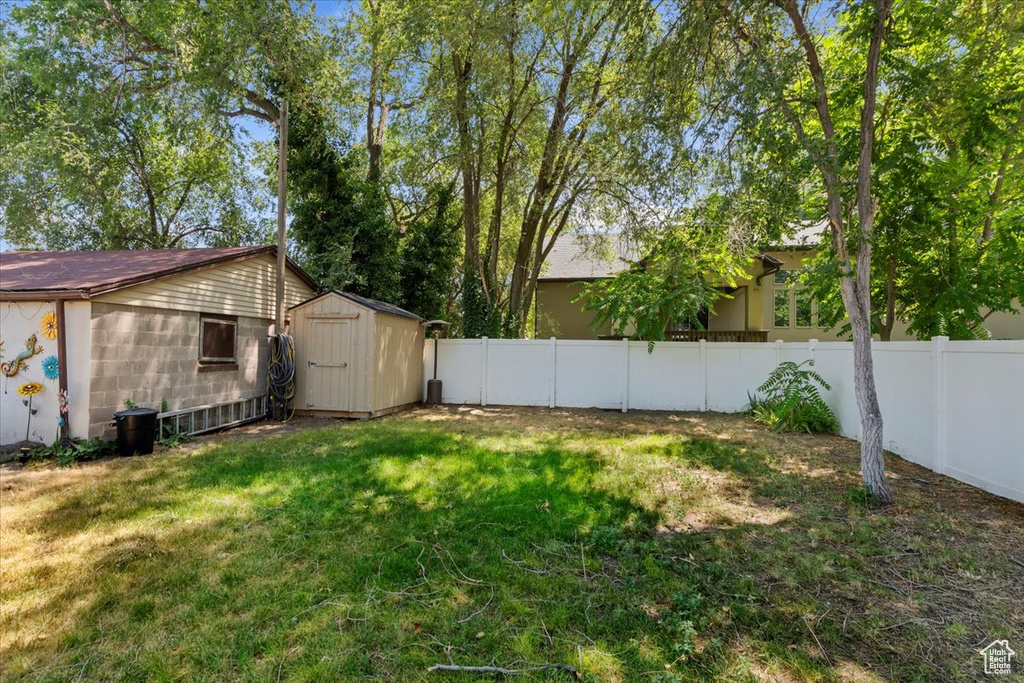 View of yard featuring a storage shed