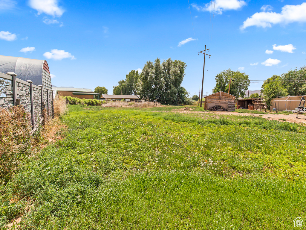 View of yard featuring an outdoor structure