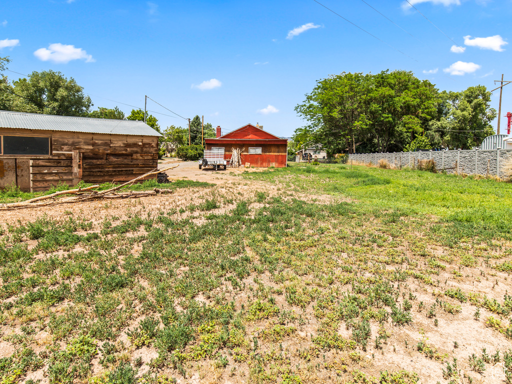 View of yard with an outdoor structure