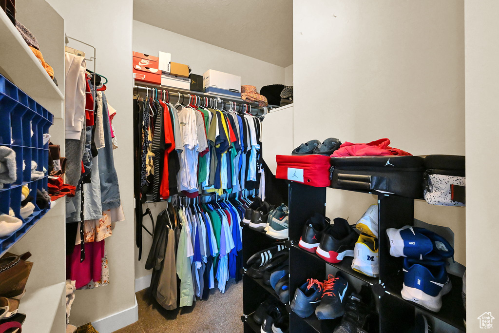 Walk in closet featuring carpet