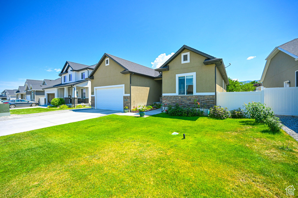 View of front of home featuring a front lawn