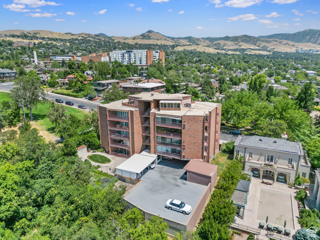 Bird\\\'s eye view with a mountain view